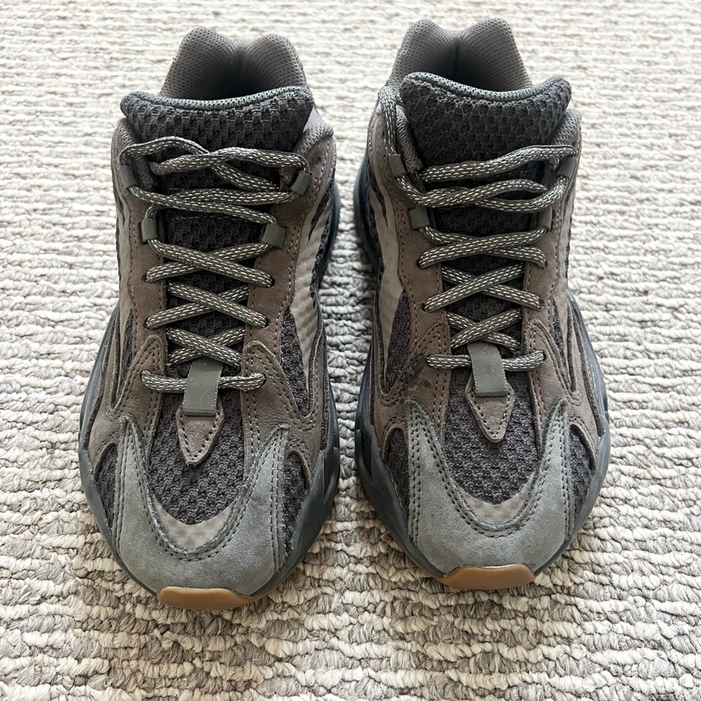 Size 5.5 - adidas Yeezy Boost 700 V2 Geode - Picture 2 of 7